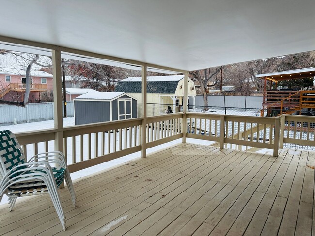 Building Photo - West End 4/2 - Garage, Deck and Fenced Backyard