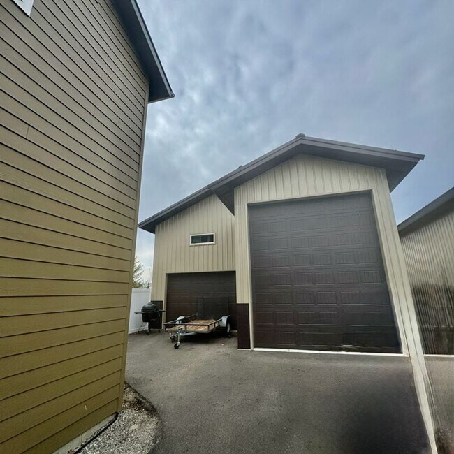 Building Photo - Beautiful 4 bedroom home