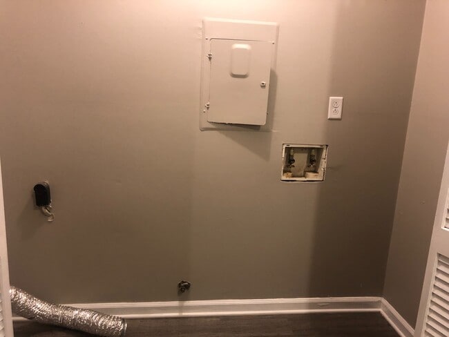 Building Photo - 515 Chateau Dr SE