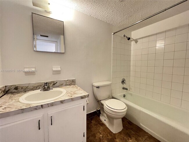 Building Photo - 850 E Commercial Blvd