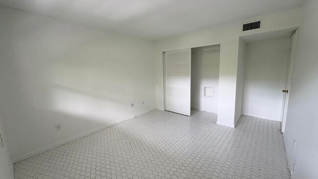 Building Photo - 879 NE 195th St