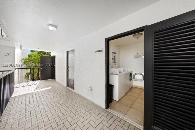 Building Photo - 2160 SW 16th Ave