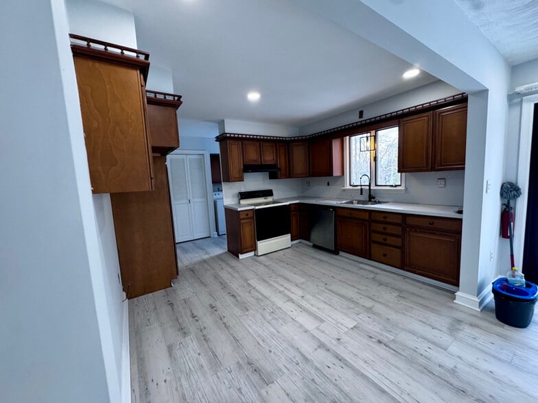 Building Photo - 17 Central Ave