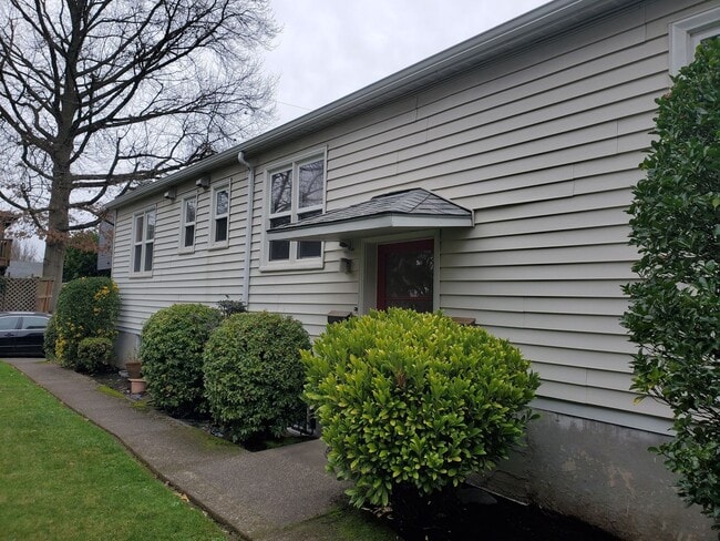Building Photo - Classic One Bedroom, One Bathroom Apartmen...