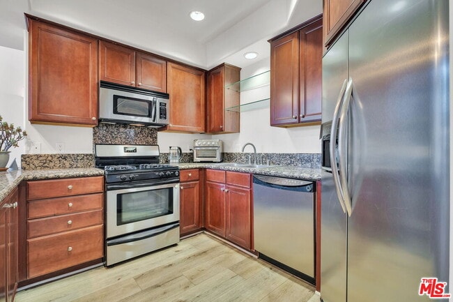 Building Photo - 15206 Burbank Blvd