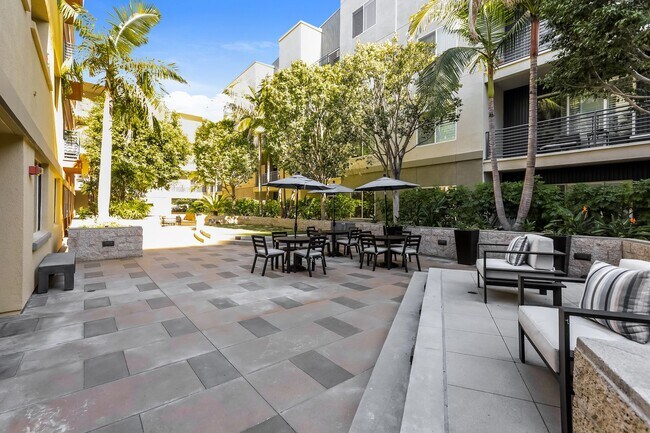 Building Photo - Spacious Condo in Downtown Long Beach!