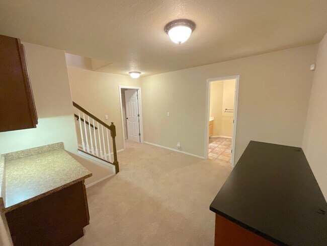 Building Photo - 5 Bedroom Home Available Near Rangewood Dr & Vickers Dr!