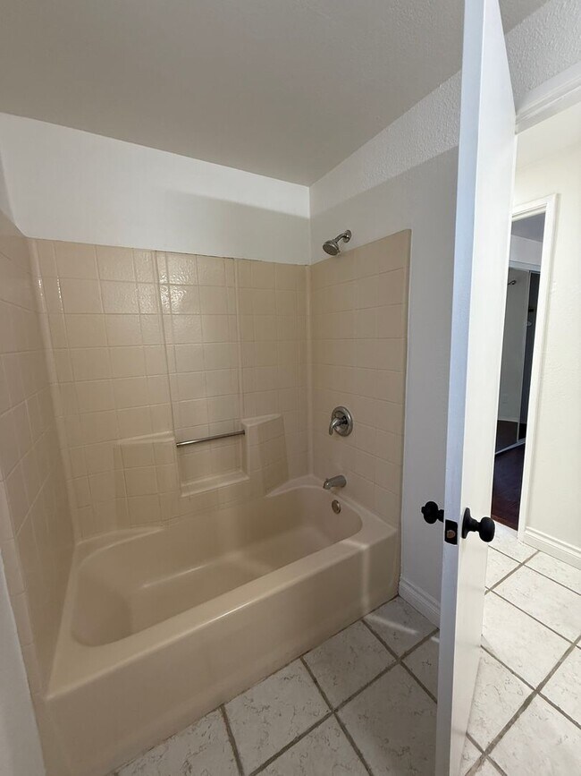 Building Photo - Ventura Hillside Beauty with 3 bedrooms, a...