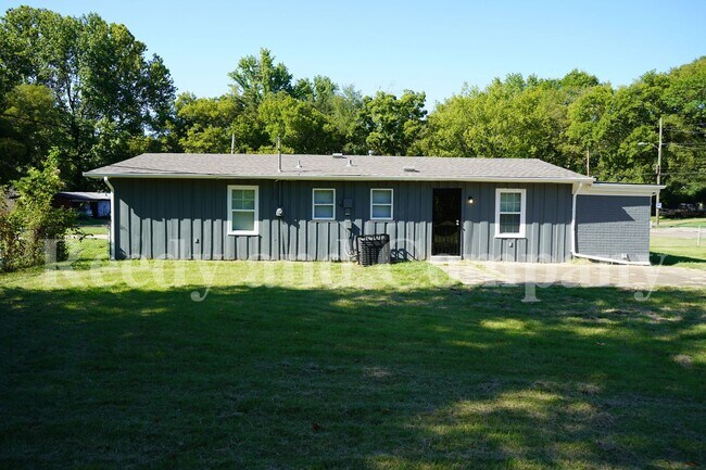 Building Photo - 1631 Gowan Dr