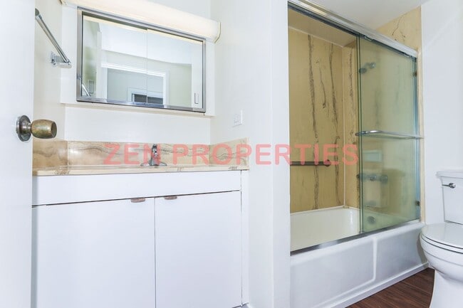 Building Photo - 2 bedroom, 2 bath & 1 parking for rent at Royal Court