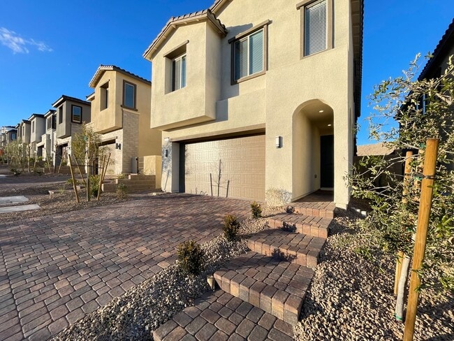 Building Photo - MOUNTAIN VIEWS, Gently lived in 4 bedroom 2.5 Bathrooms with Loft, home is a Must See!