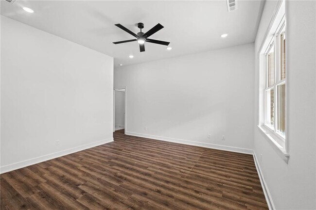 Building Photo - 1821 Lotus Rd