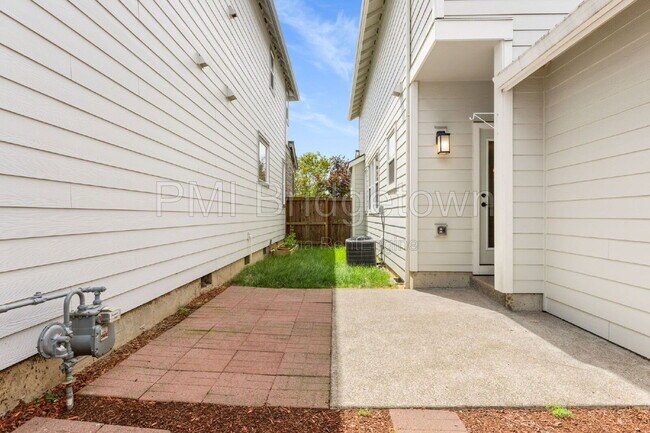 Building Photo - 14780 NW Hydrangea Ct