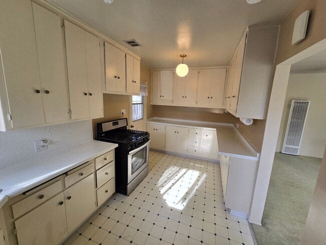 Building Photo - Classic 3 Bed, 2 Bath Home on Large Lot