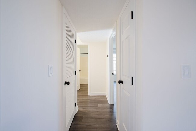 Building Photo - Move-in-ready 3 bed / 3 Full Bath In Louisville's Four Seasons — Fully Updated, No Carpet, Fiber ...