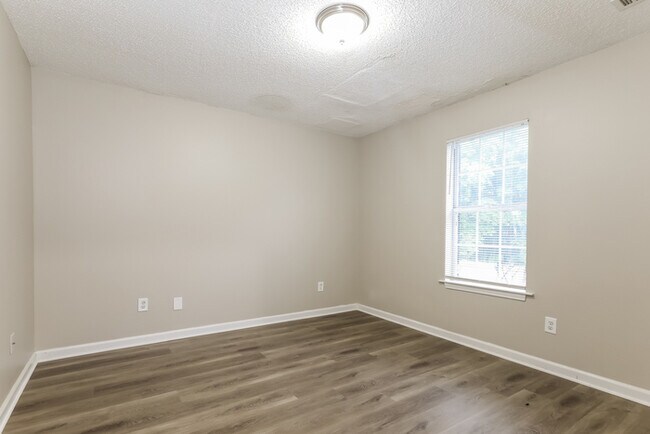 Building Photo - 5-Bedroom Split-Level Home