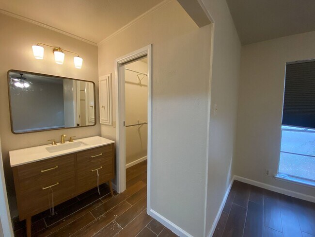 Building Photo - WHISPERING OAKS RARE FIND 3 BD/2 BA AVAILABLE APRIL 7TH!