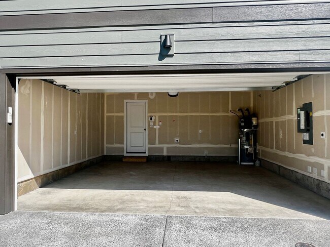 Building Photo - FREE RENT New Beauty! Location, location!!...