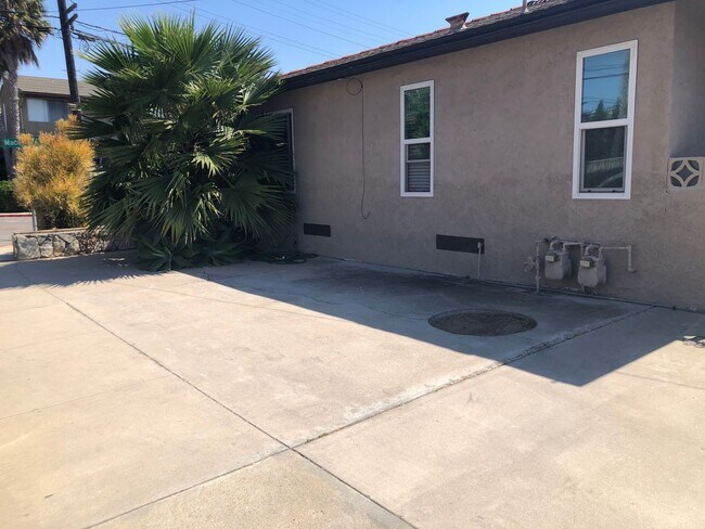 Building Photo - Studio in Central Point Loma
