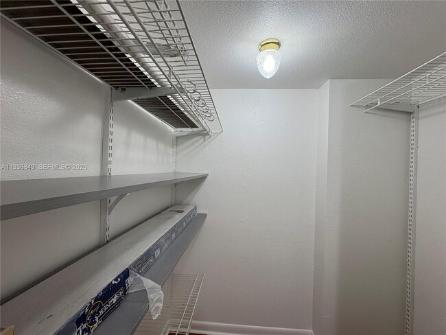 Building Photo - 9350 Fontainebleau Blvd