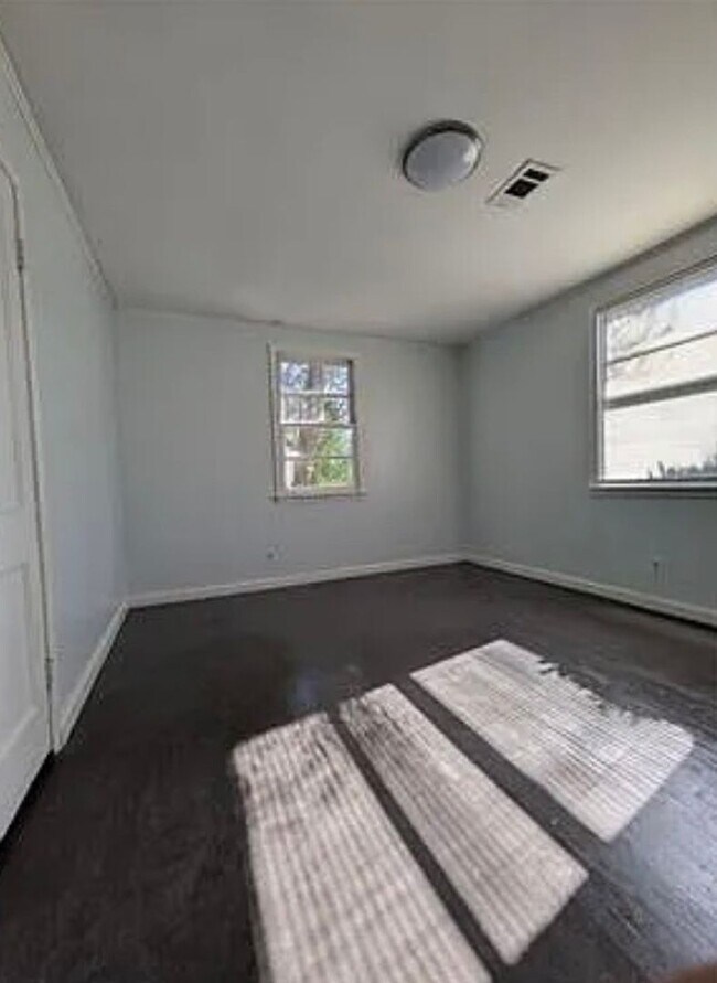 Building Photo - Blend of Comfort and Practicality