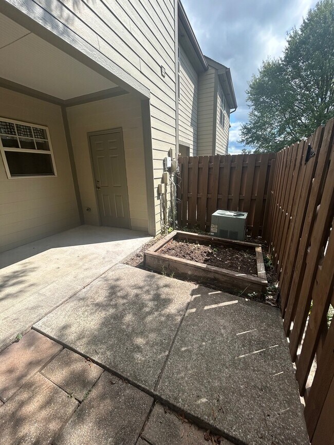 Building Photo - Beautiful 2 Bedroom 2.5 Bath Townhouse inn Prime Nashville Location