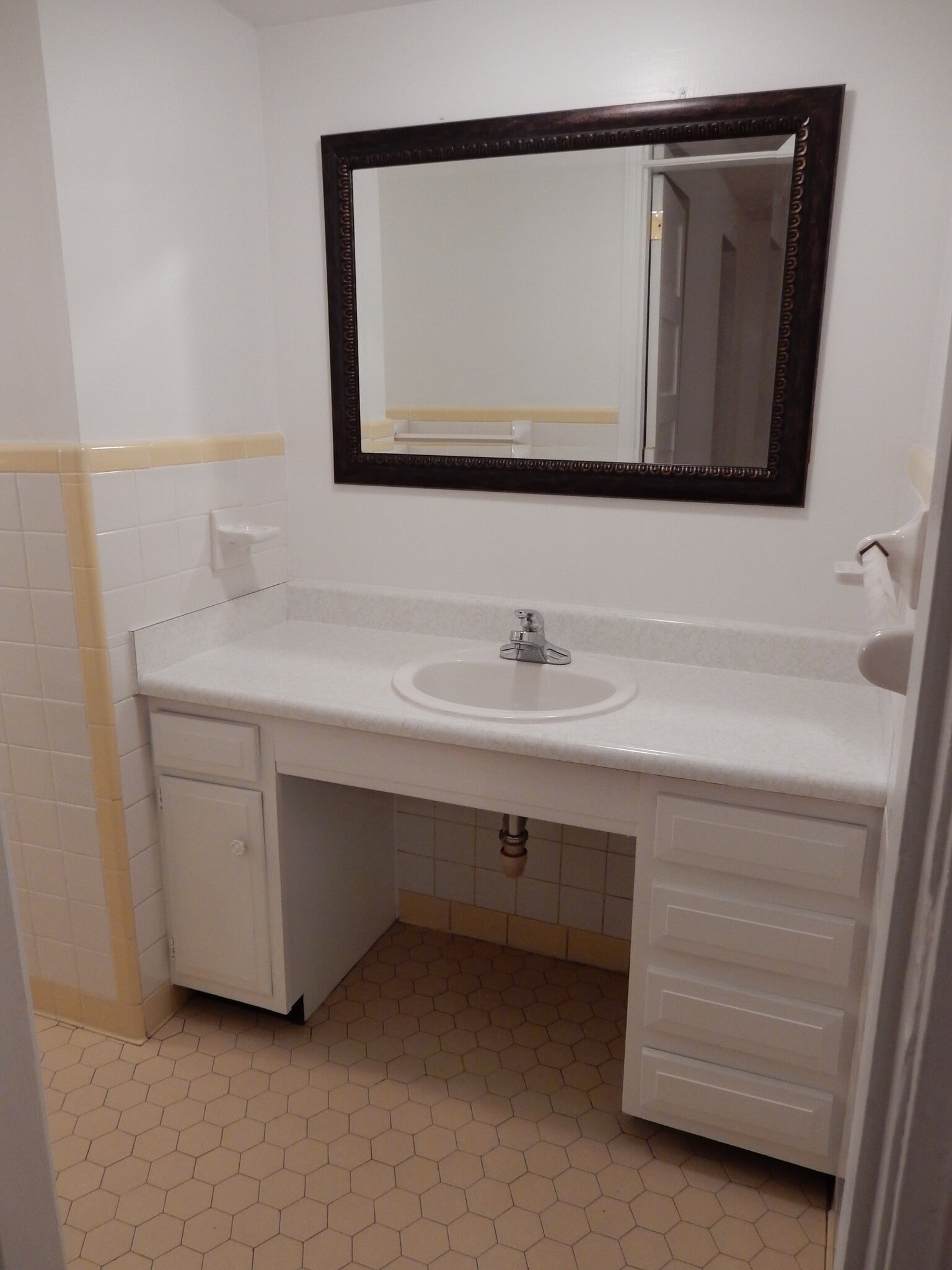 Bath. - 1278 Everett Ave