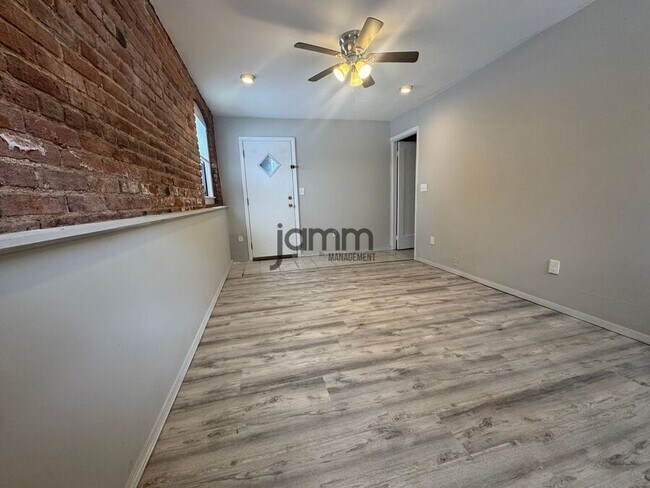 Building Photo - 2773 Hampshire-Unit 3