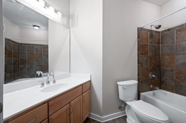 Building Photo - Spacious 3BR/2BA end unit at Bristol West ...