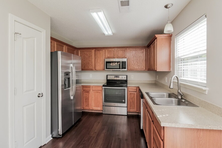 Building Photo - 6822 Chieftain Dr