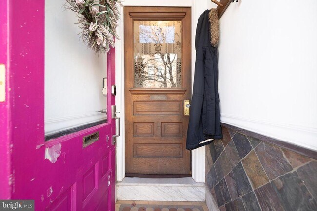 Building Photo - 835 Wellington St