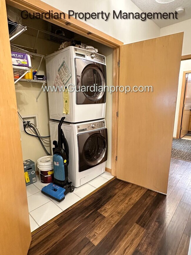 Building Photo - St Louis Park Condo, Ground Level Walk Out...