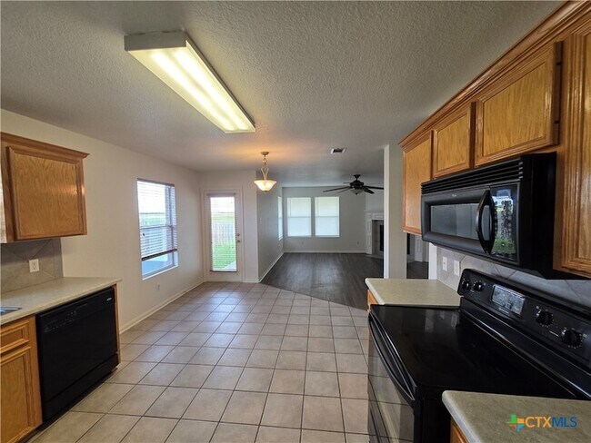 Building Photo - 2402 Mikulec Dr
