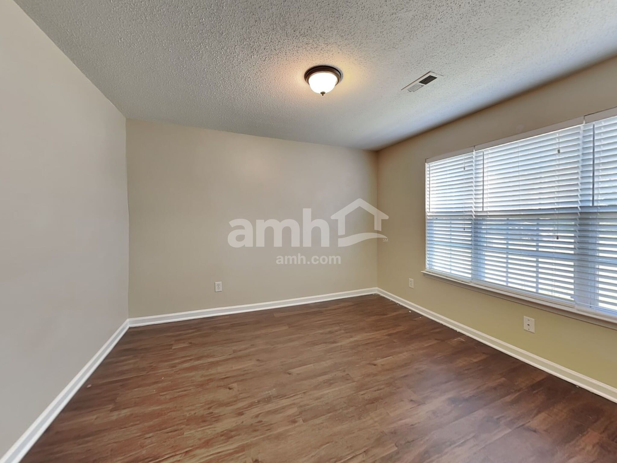 Building Photo - 555 Whistling Swan Dr