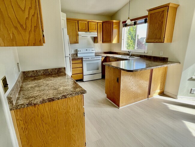 Building Photo - 134 Lakeview Dr