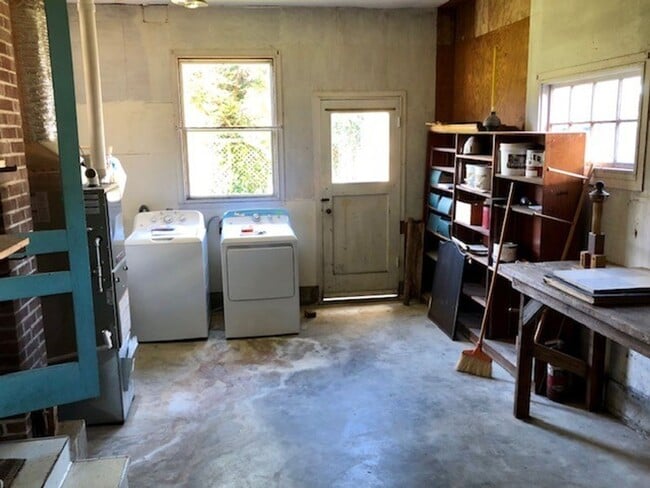 Building Photo - Cozy Gearhart Cottage