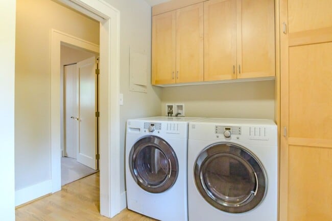 Building Photo - 4Bd/2.75Ba Seattle House