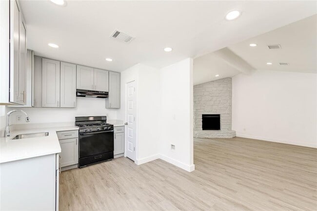 Primary Photo - 3410 Lynridge Dr