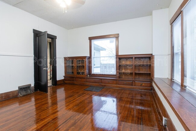 Building Photo - 3224 E Oakland Ave