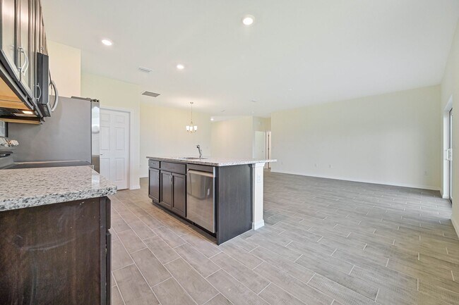 Building Photo - ** 3 + Den Home in NW Cape ~ 2 Car Garage **