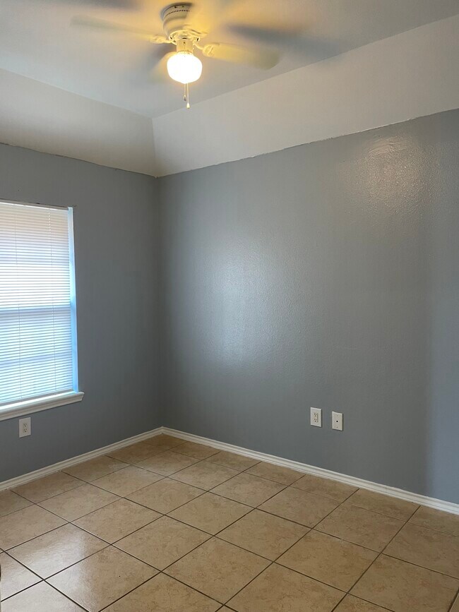 Building Photo - 1015 Hope River Dr
