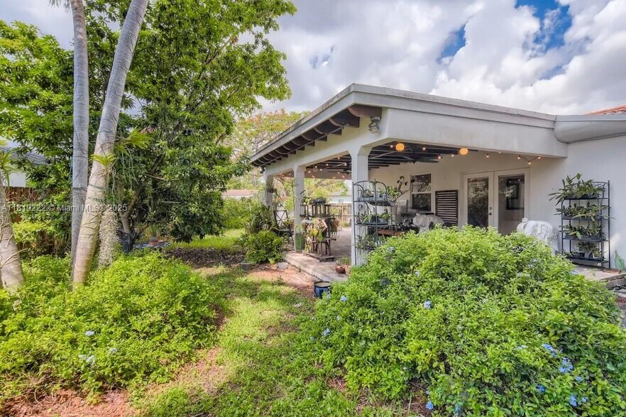 Building Photo - 6890 SW 51st St