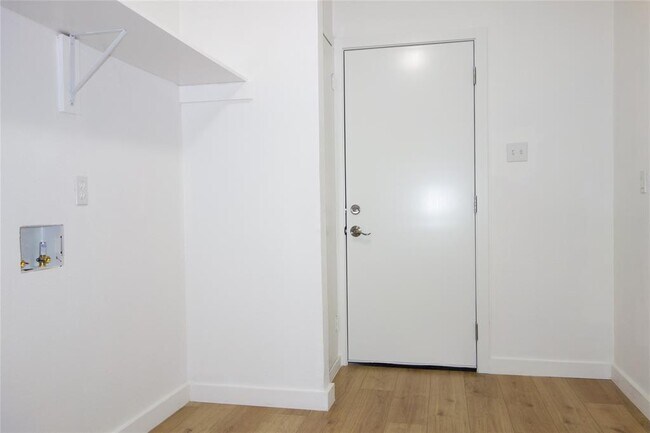 Building Photo - 1106 August Dr