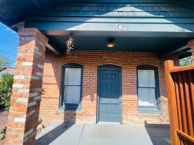 Building Photo - 709 N Arizona Ave