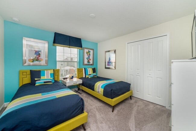 Building Photo - For Rent - Pool Townhome with 5 Bedroom 4 ...