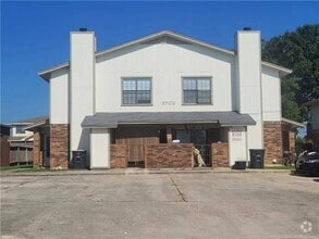 Building Photo - 3703 Hereford Ln