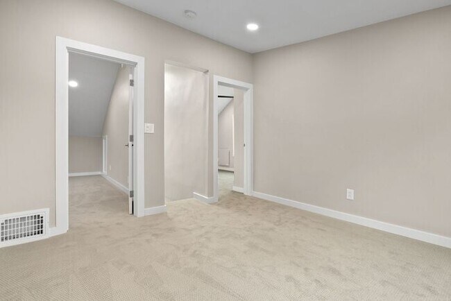 Building Photo - Gorgeous Remodeled West Seattle Craftsman w/ Air Conditioning