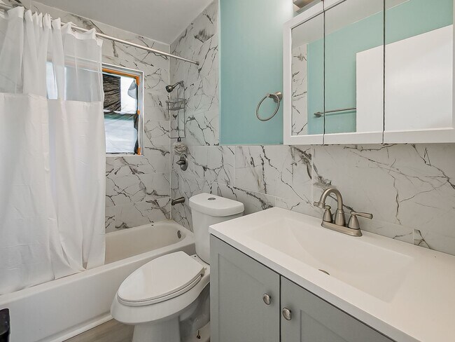 Building Photo - Charming 3BR Home Available Now in Pontiac!