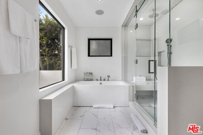 Building Photo - 2260 Maravilla Dr