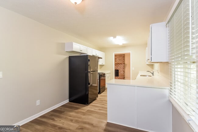 Building Photo - 5613 Woodland Dr